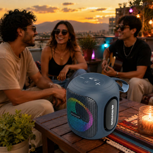 Parlante Movisun Cannon Max azul con RGB en una reunión al atardecer