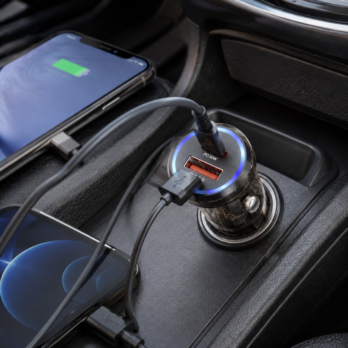 Cargador Movisun C-25 instalado en el carro cargando dos dispositivos