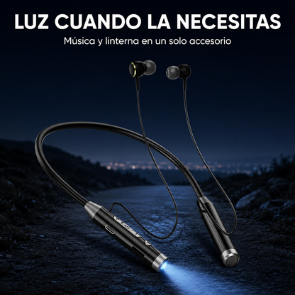 Audífonos Movisun S9 negros iluminando un camino de noche con su linterna integrada