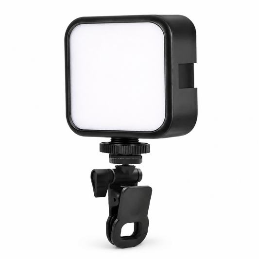 Luz RGB AY-83 con clip sobre fondo blanco y sombra suave