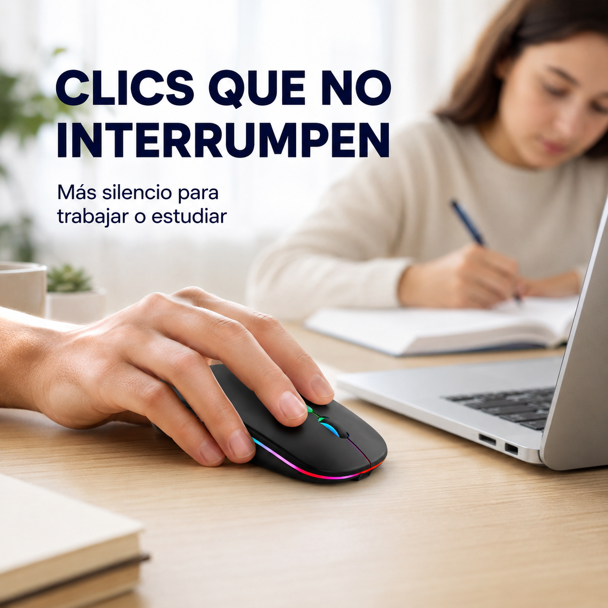 Mouse inalámbrico W07 de clic silencioso utilizado junto a un portátil