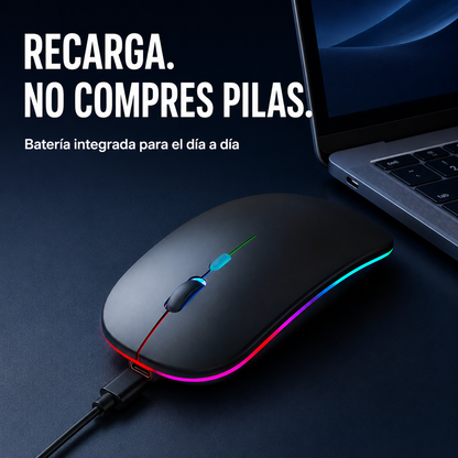 Mouse W07 recargando su batería integrada mediante cable USB