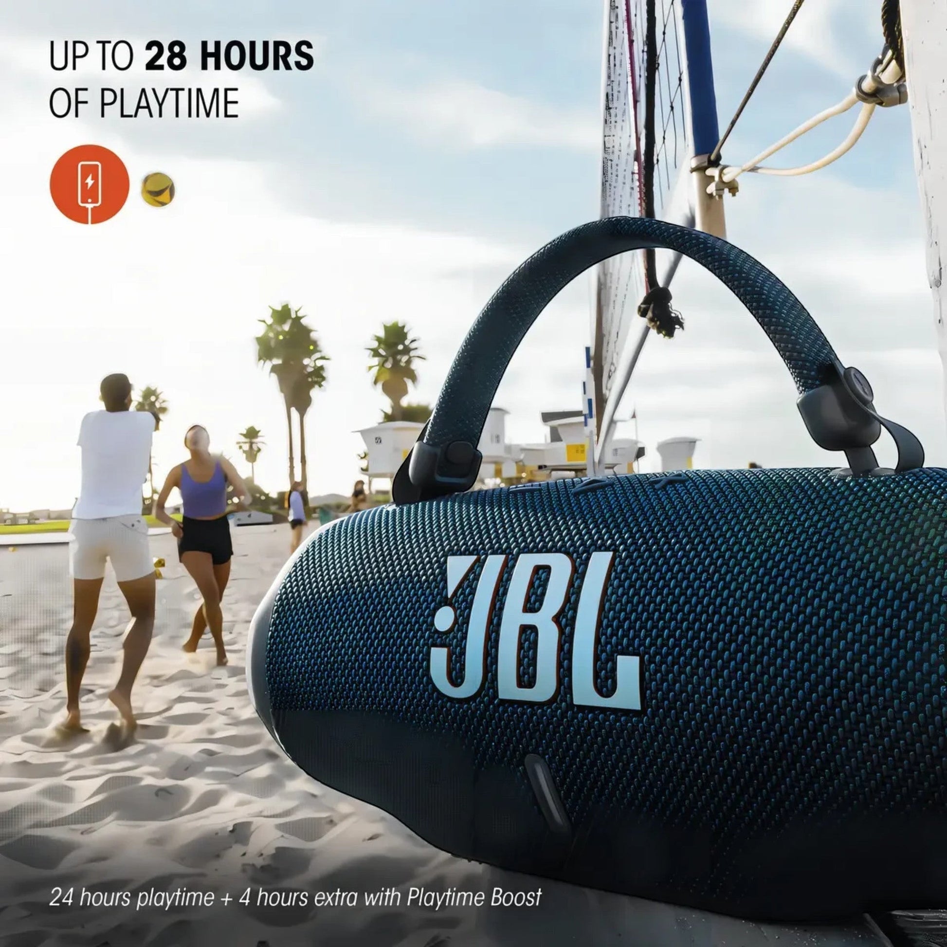 Parlante Bluetooth tipo Charge 5 negro utilizado en la playa