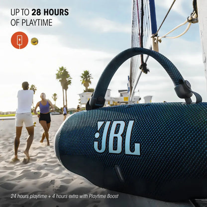 Parlante Bluetooth tipo Charge 5 negro utilizado en la playa