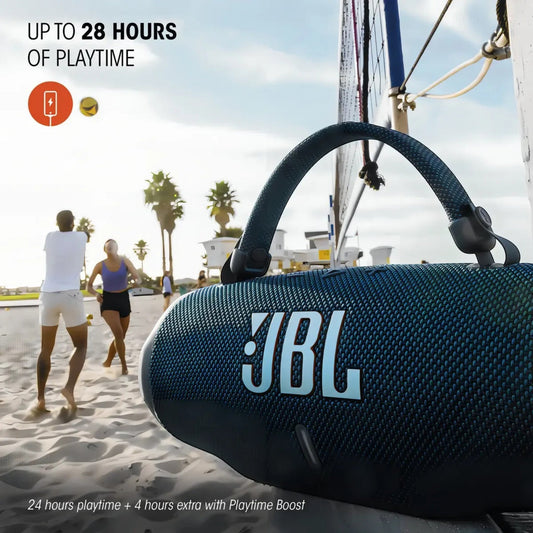 Parlante Bluetooth tipo Charge 5 negro utilizado en la playa