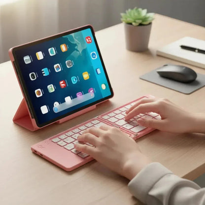 Uso del teclado plegable AS1006 rosado con una tablet sobre escritorio de madera