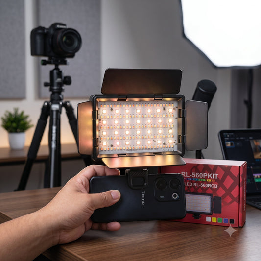 Panel LED RGB RL-560RGB instalado en un celular para crear contenido