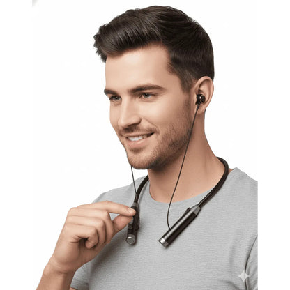 Hombre mostrando el ajuste de los audífonos Bluetooth Movisun S9 alrededor del cuello