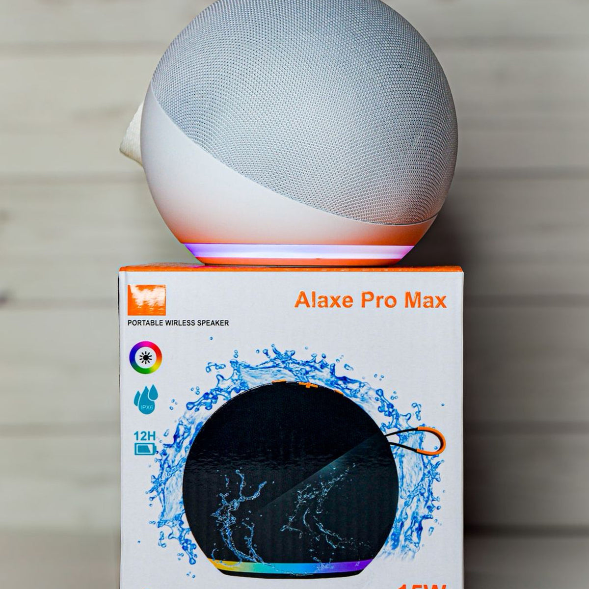 Parlante Alaxe Pro Max blanco sobre su empaque con iluminación LED encendida