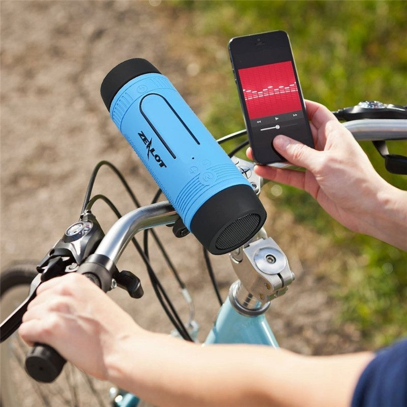 Parlante Bluetooth Zealot S1 azul reproduciendo música durante una ruta en bicicleta